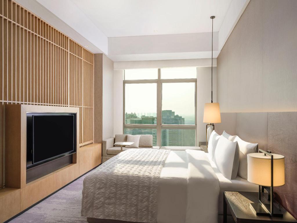 Suite, King Bed, City View, Club Lounge Access, Large
