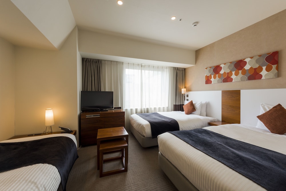 FAMILY, TWIN BEDS