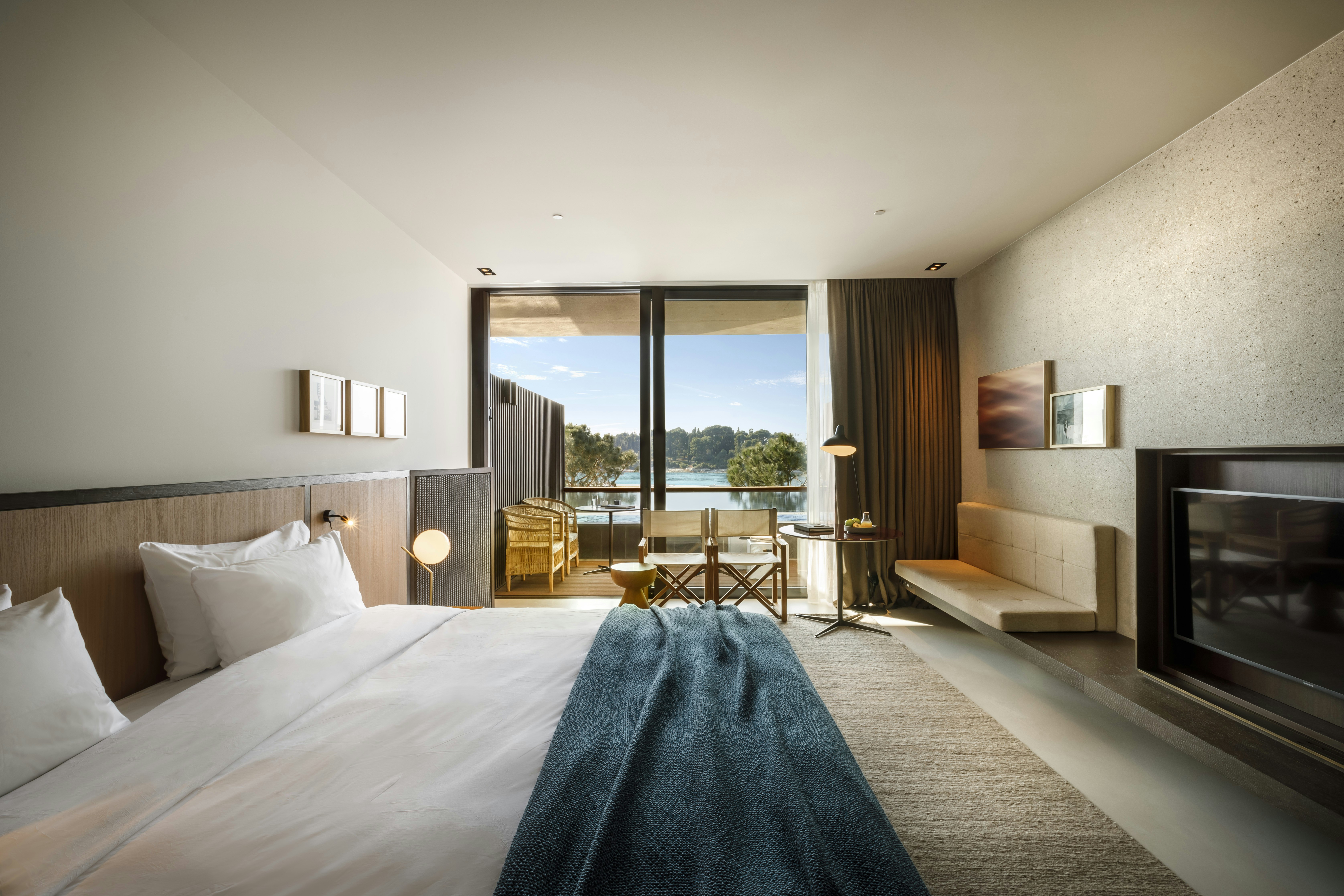 Deluxe, Sea View