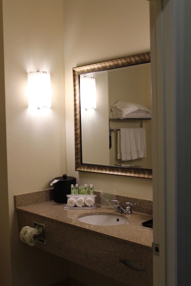 Holiday Inn Express Defuniak Springs 25/42