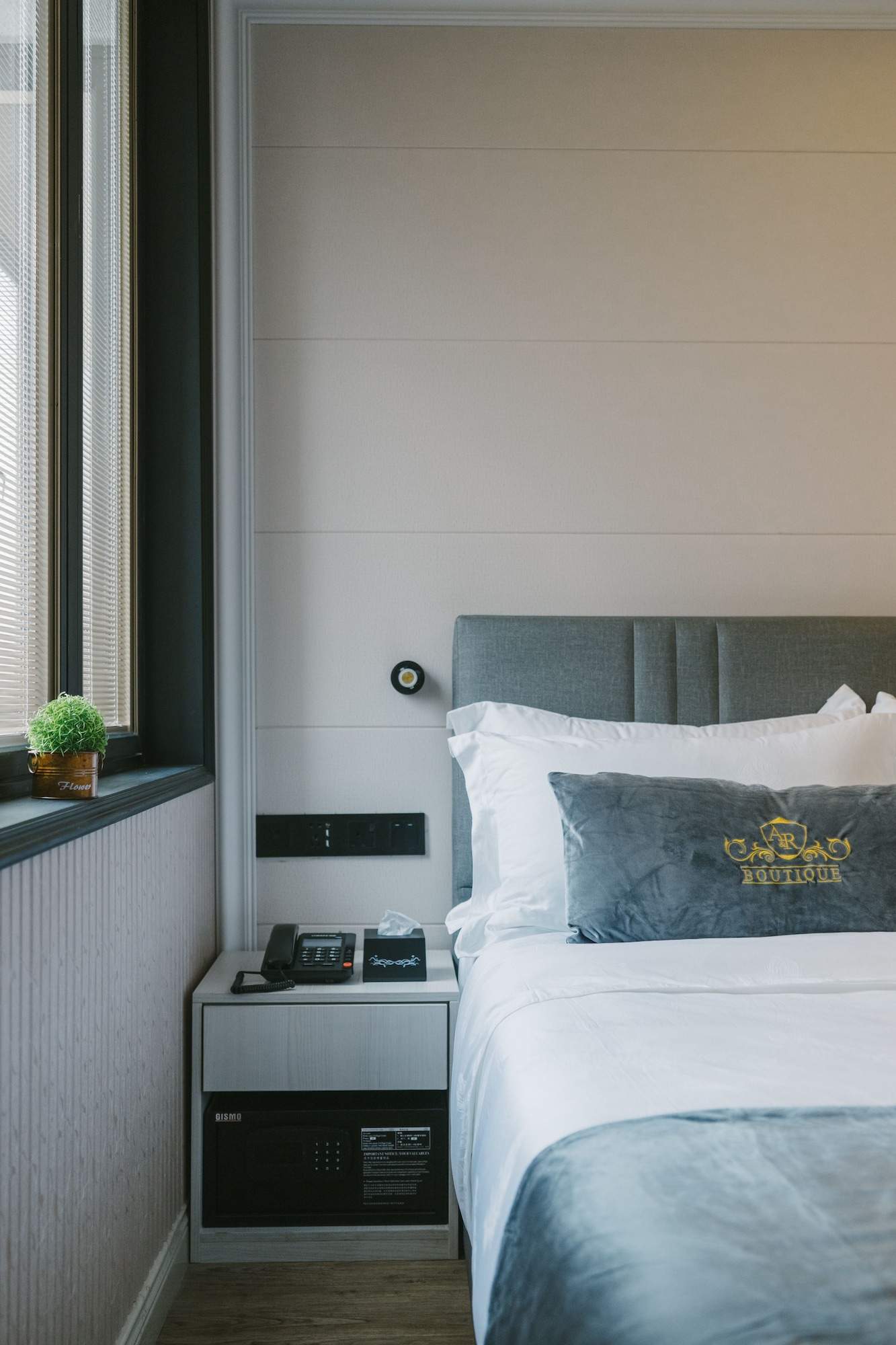 DELUXE, QUEEN BED