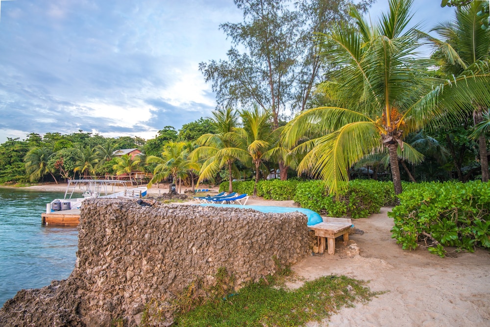 Las Rocas Resort And Dive Center 56/63