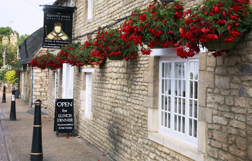 Queens Head Inn 32/35
