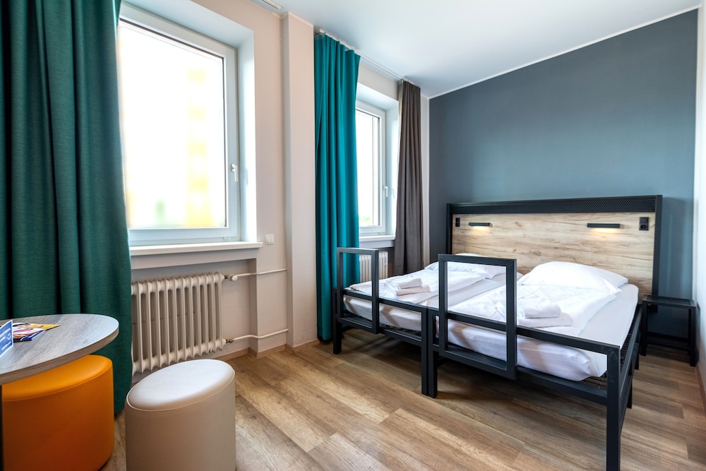 ROOM, SINGLE, TWIN BEDS