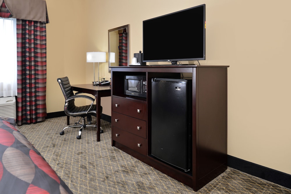 Baymont by Wyndham Ardmore I-35 38/46