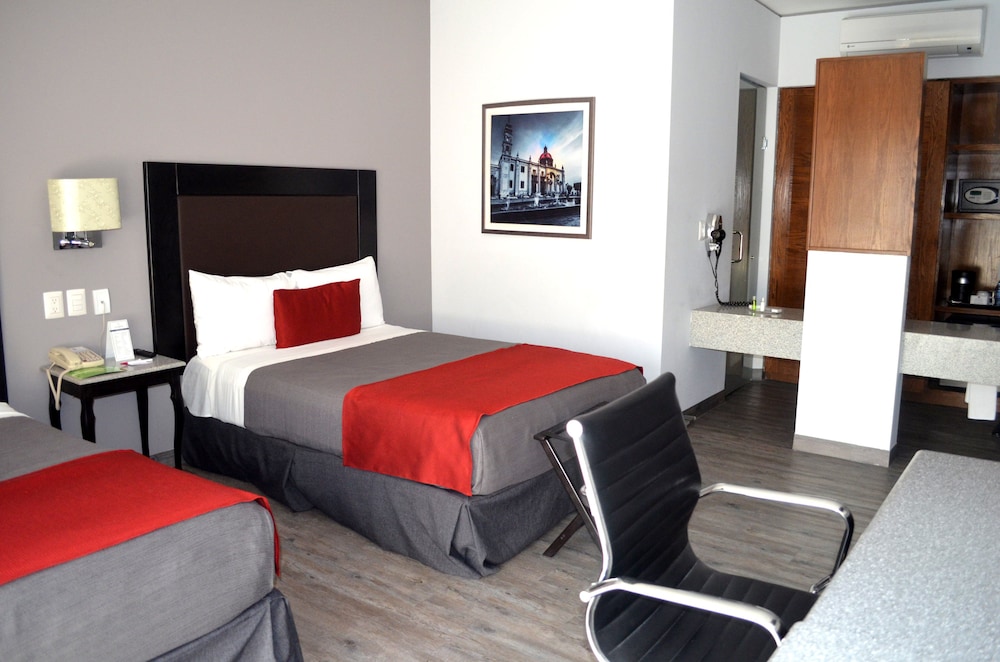 Plaza Camelinas Hotel 8/63