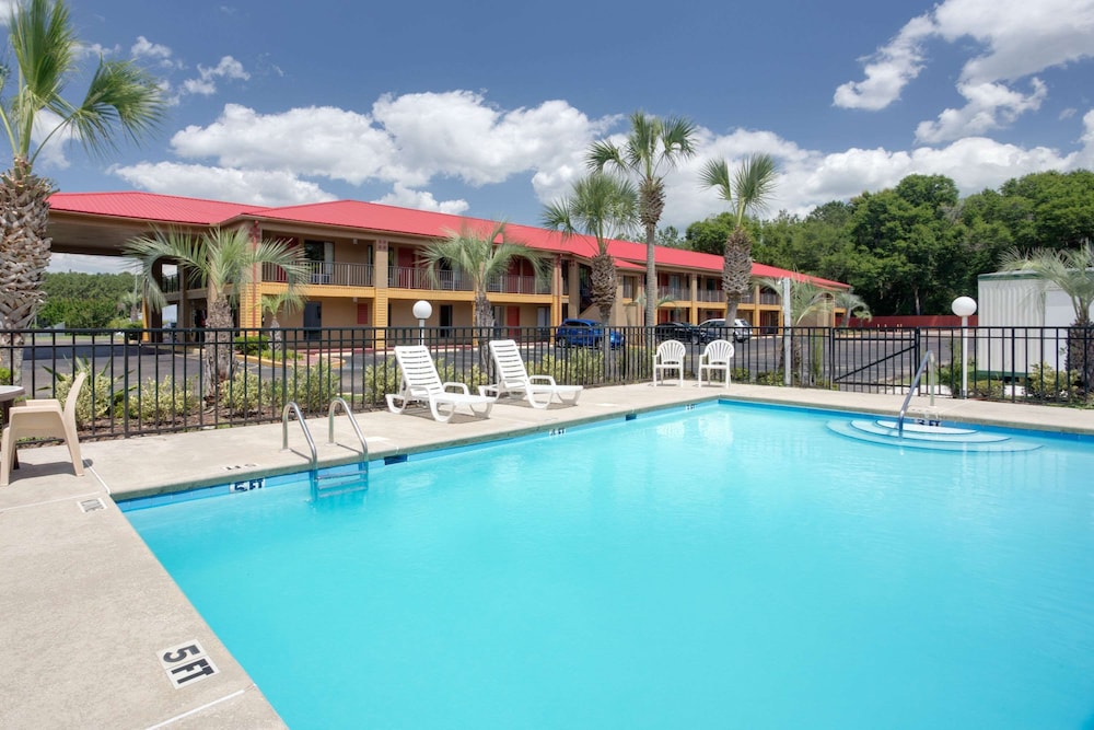 Super 8 By Wyndham Defuniak Springs 5/18