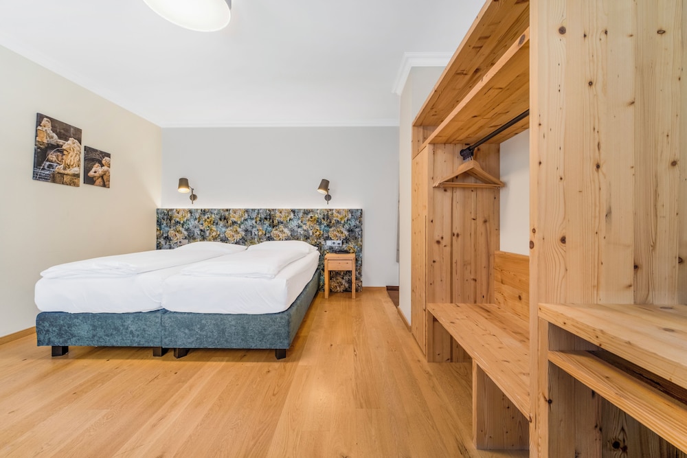Economy, Double Bed, Street Side View، Das Grune Hotel Zur Post - 100 Bio 4/10