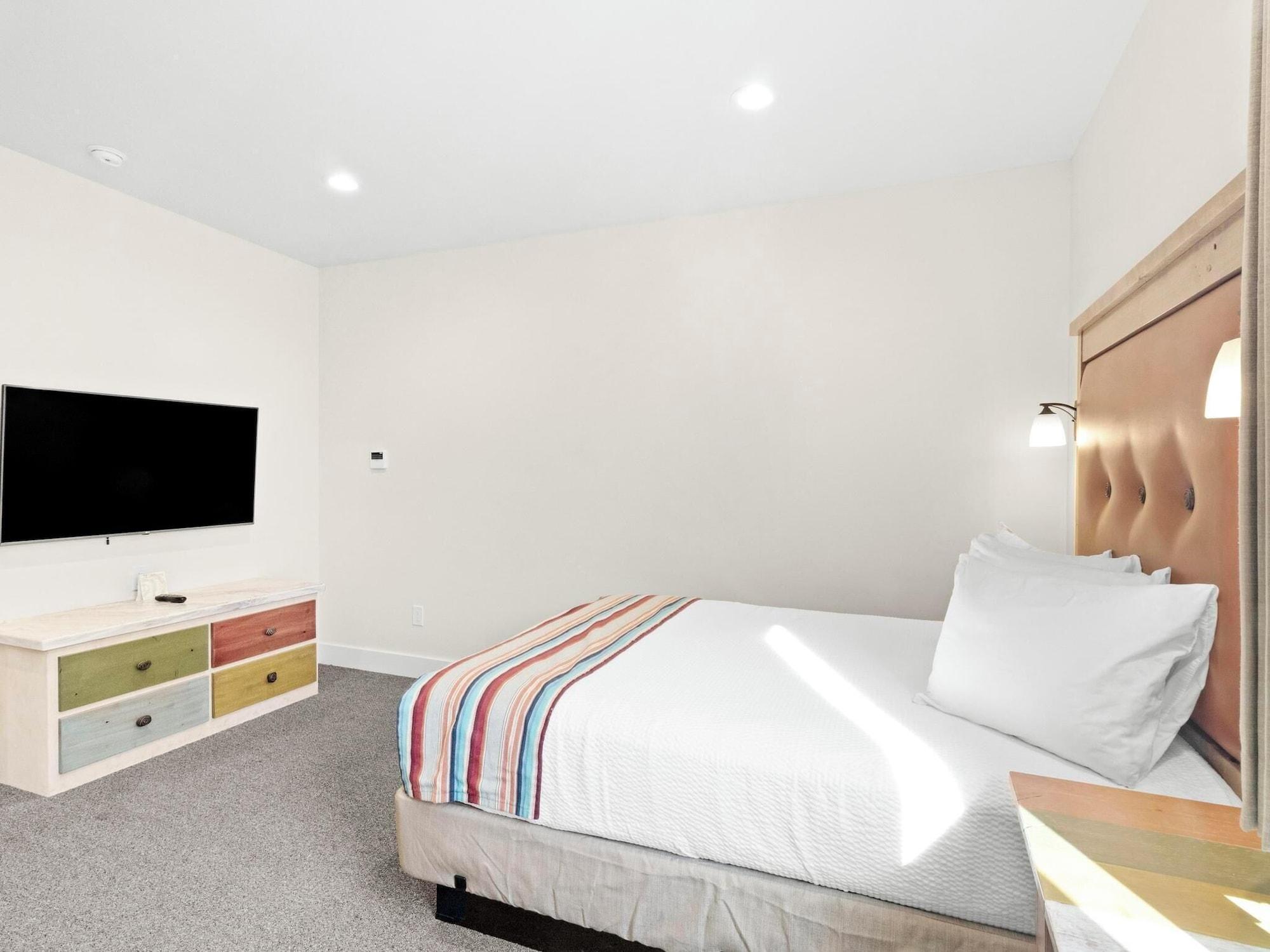3 Bedrooms, Family Suite, Pool Access