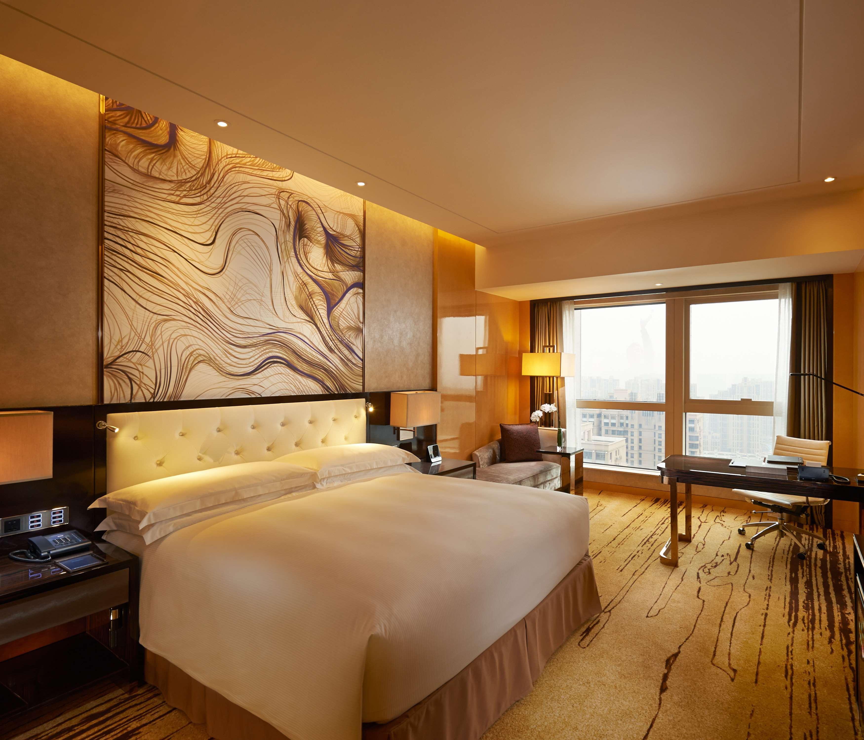 GUEST ROOM, DELUXE, KING BED, HIGH FLOOR
