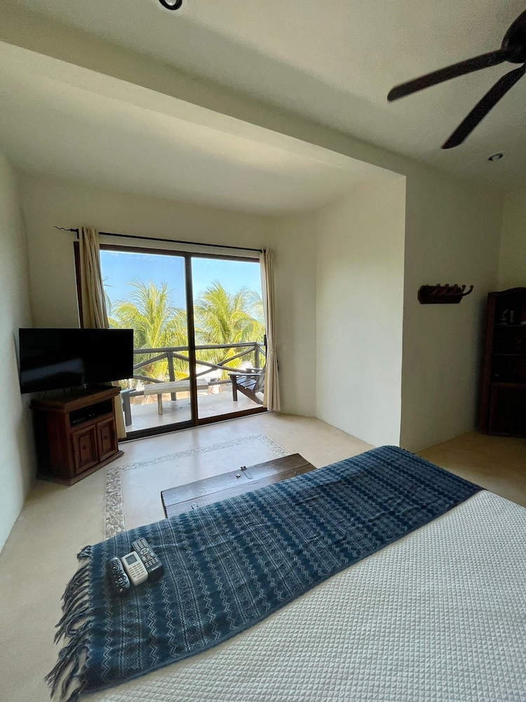 La Puerta Azul Beachfront Adults Only 13/50