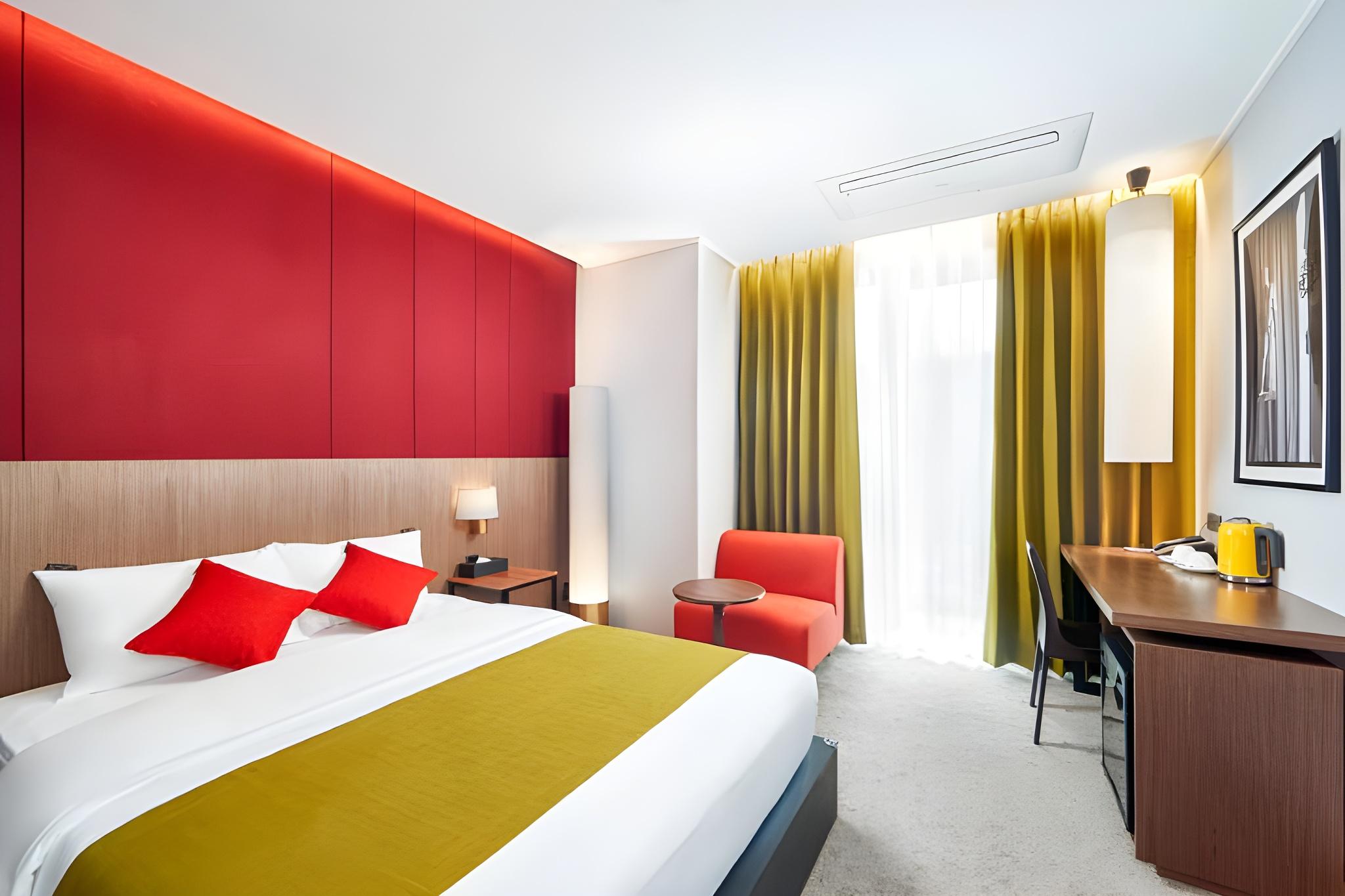 Standard, Queen Bed