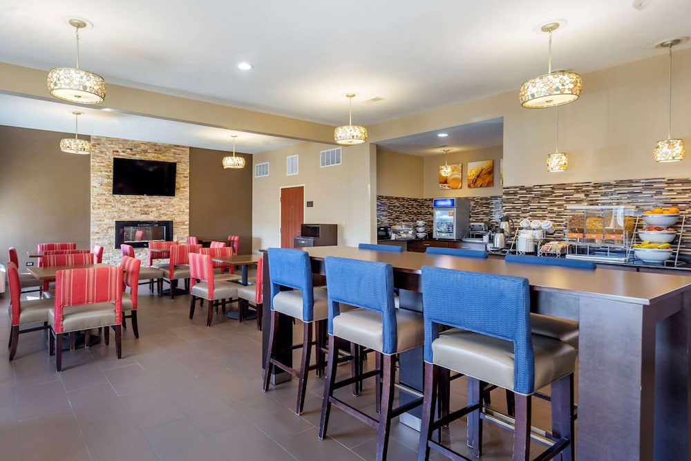 Comfort Inn and Suites North Aurora Naperville 33/50