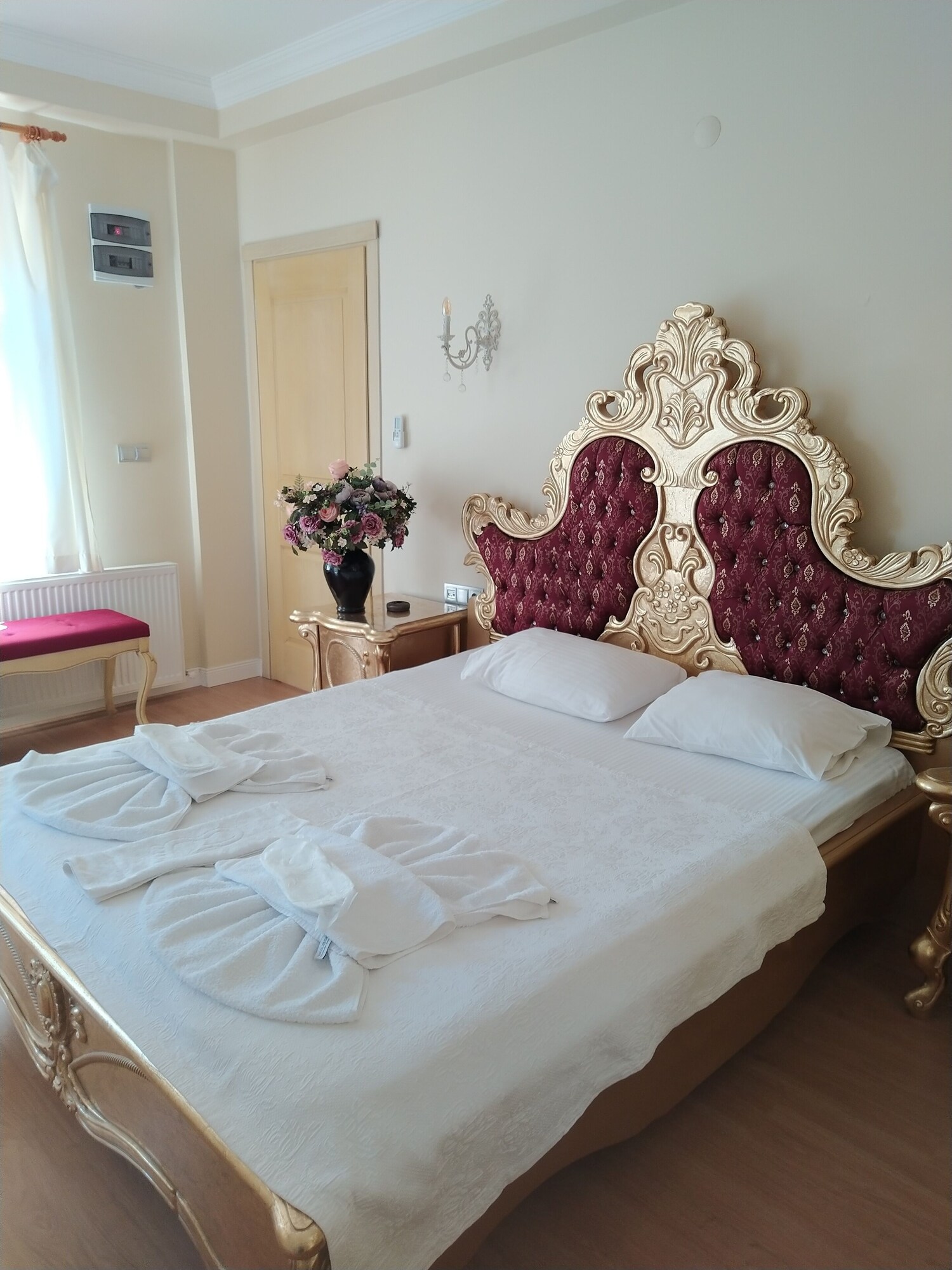 DELUXE, DOUBLE BED