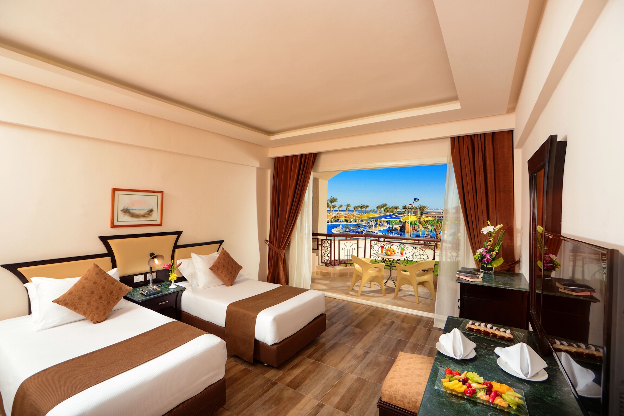 غرفة ديلوكس بسرير كينج بإطلالة على المسبح، Pickalbatros Royal Moderna Resort Sharm El Sheikh 5/9