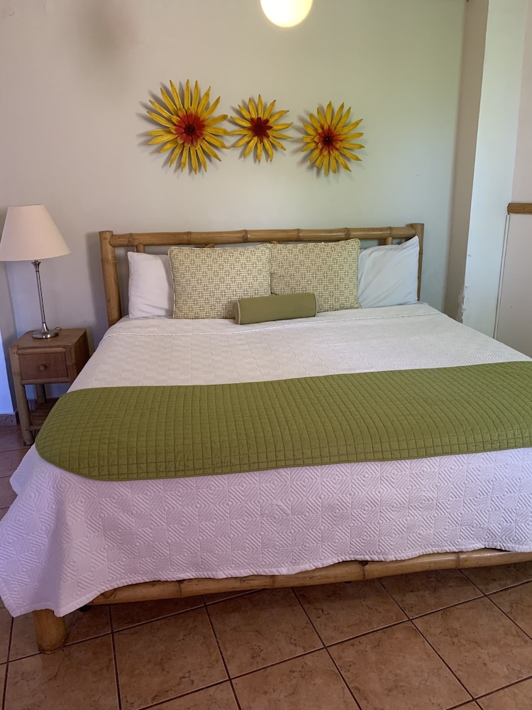 DELUXE, QUEEN BED