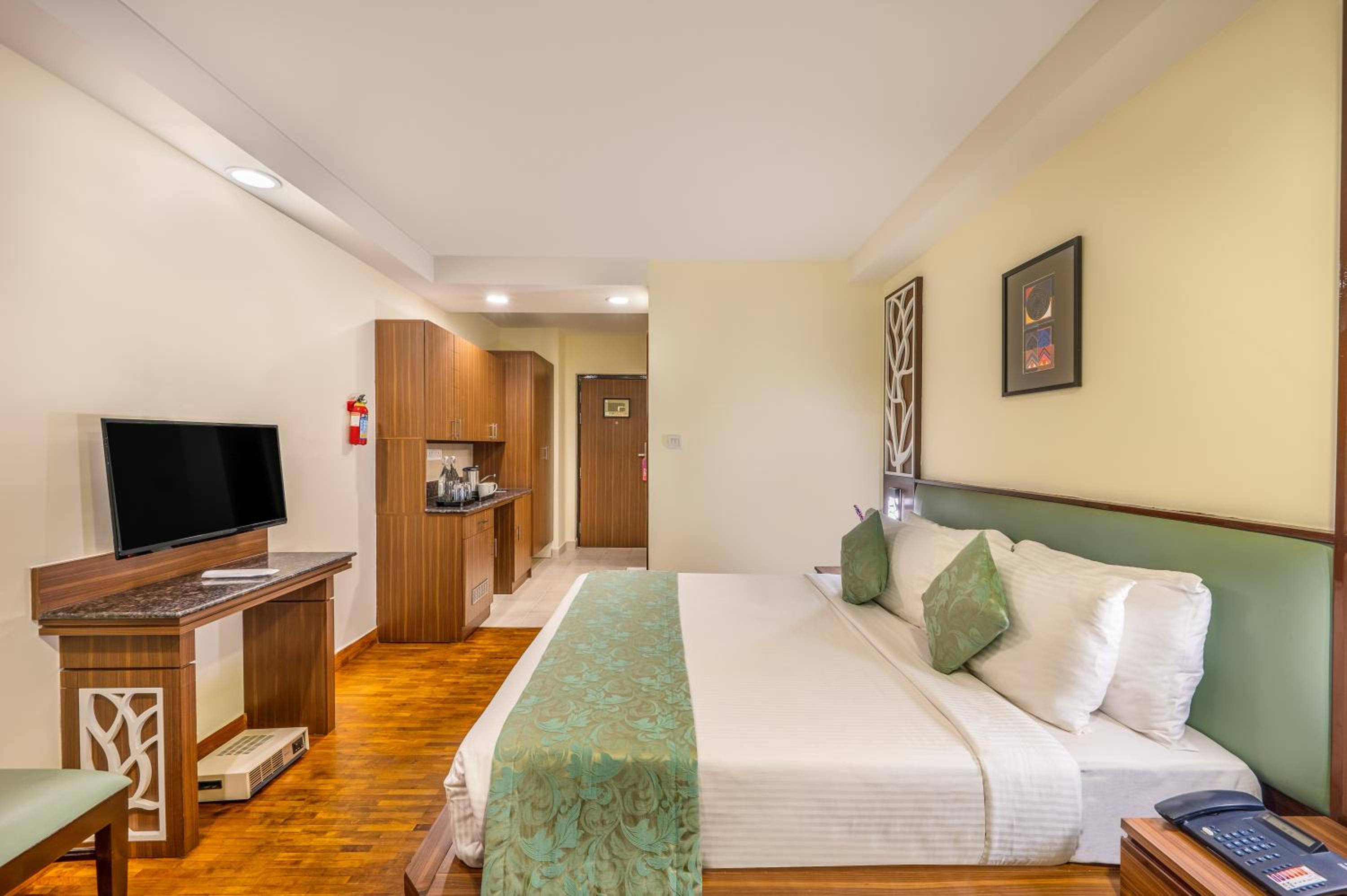 Premier, Queen Bed, Valley View