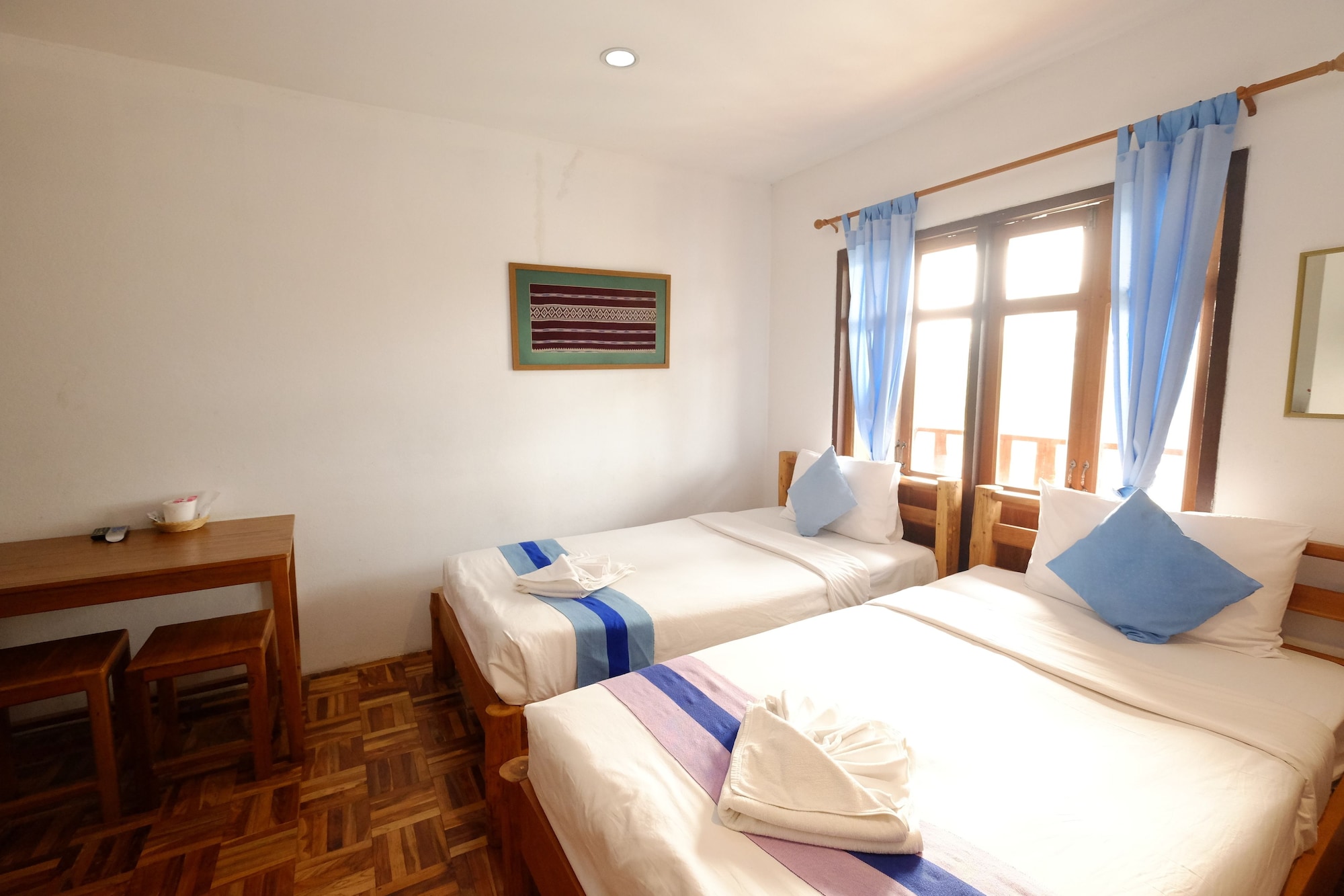 DELUXE, TWIN BEDS
