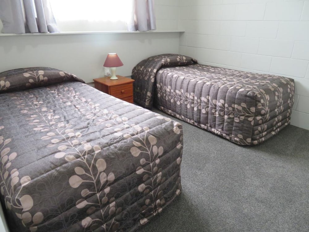 Commodore Court Motel 32/76