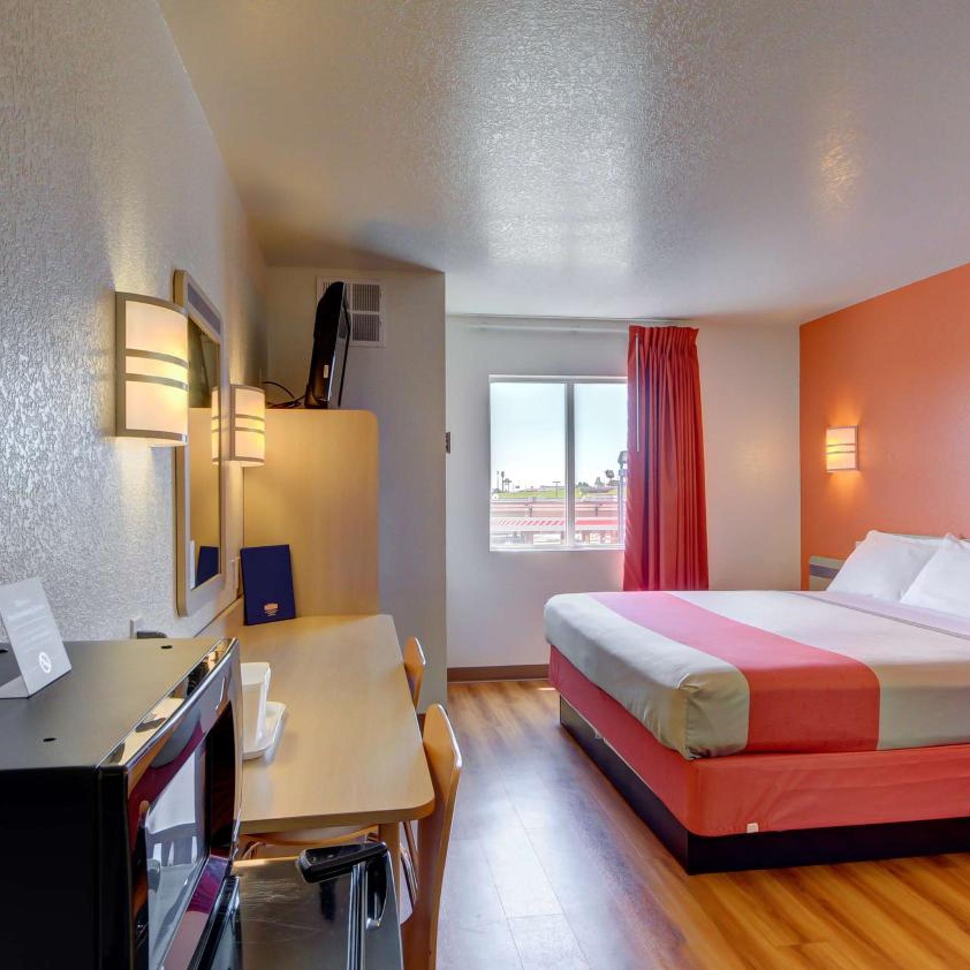 غرفة بسرير كينج لذوي الإعاقة، Motel6 El Reno, OK 2/9