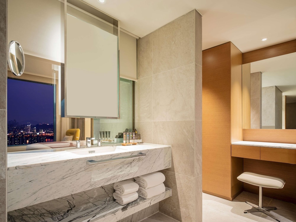 DELUXE, SUITE, TWIN BEDS