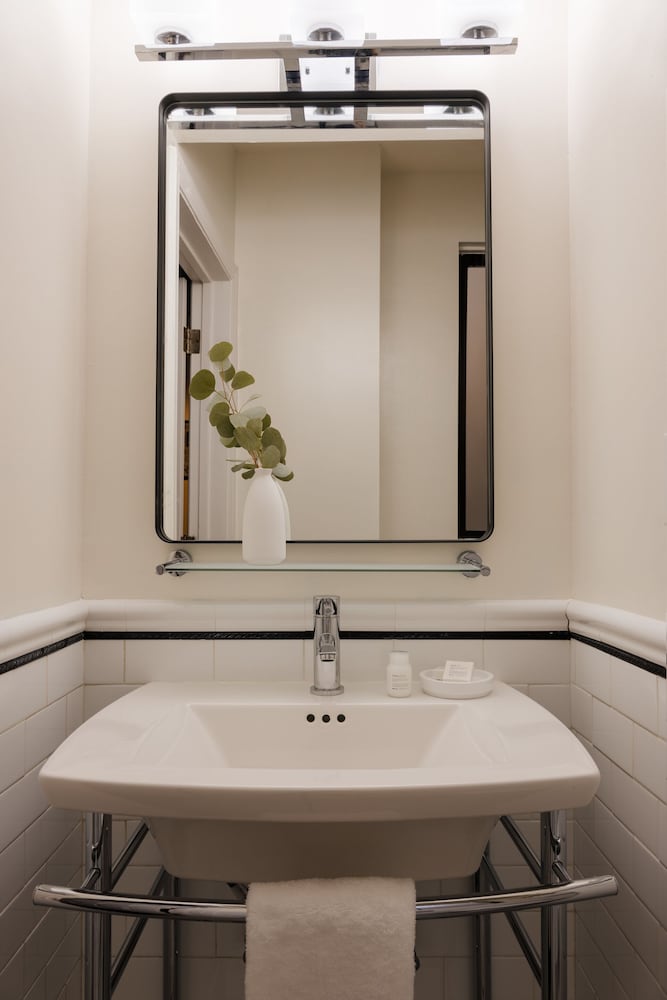 Bijou Hotel 49/50
