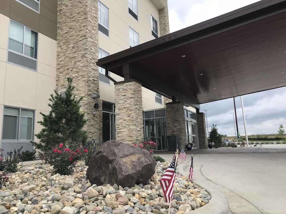 HOLIDAY INN EXPRESS & SUITES HANNIBAL - MEDICAL CENTER 1/53