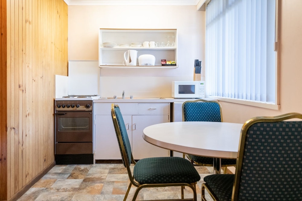 SILVER HILLS MOTEL 28/31