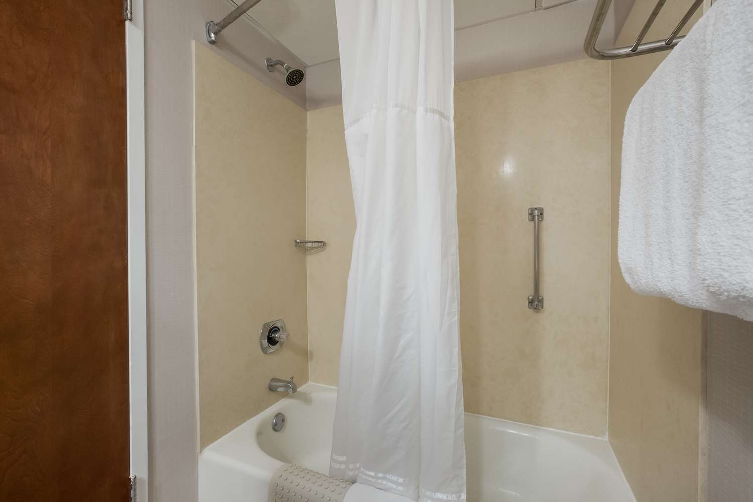 غرفة بسرير كينج بإطلالة على الجبل يُسمح فيها بالحيوانات الأليفة، Best Western Hunt's Landing Hotel Matamoras/Milford 5/5