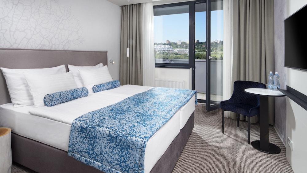 DELUXE, DOUBLE OR TWIN BED