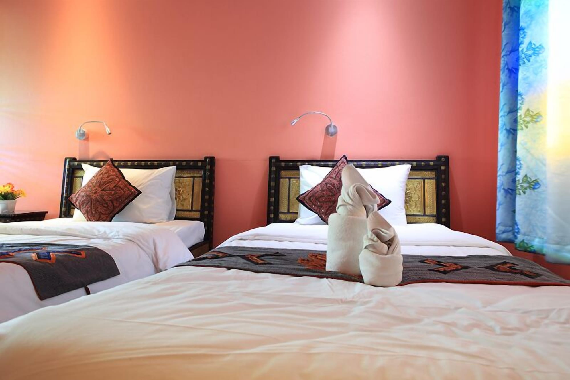 DELUXE, TWIN BEDS