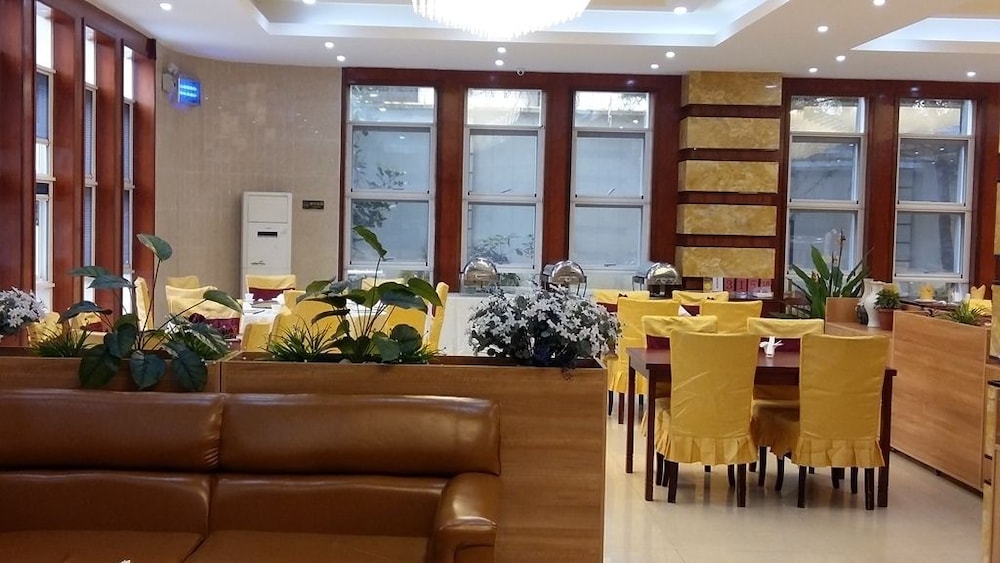 Kololo Courts Hotel & Restaurant 20/40
