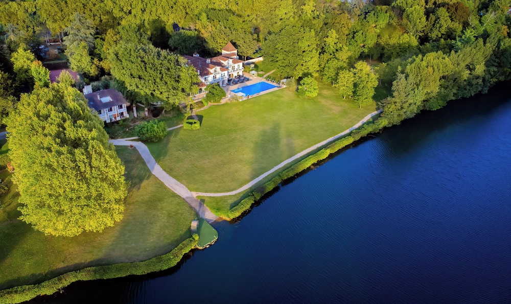 Relais and Chateaux Hotel La Reserve 30/37