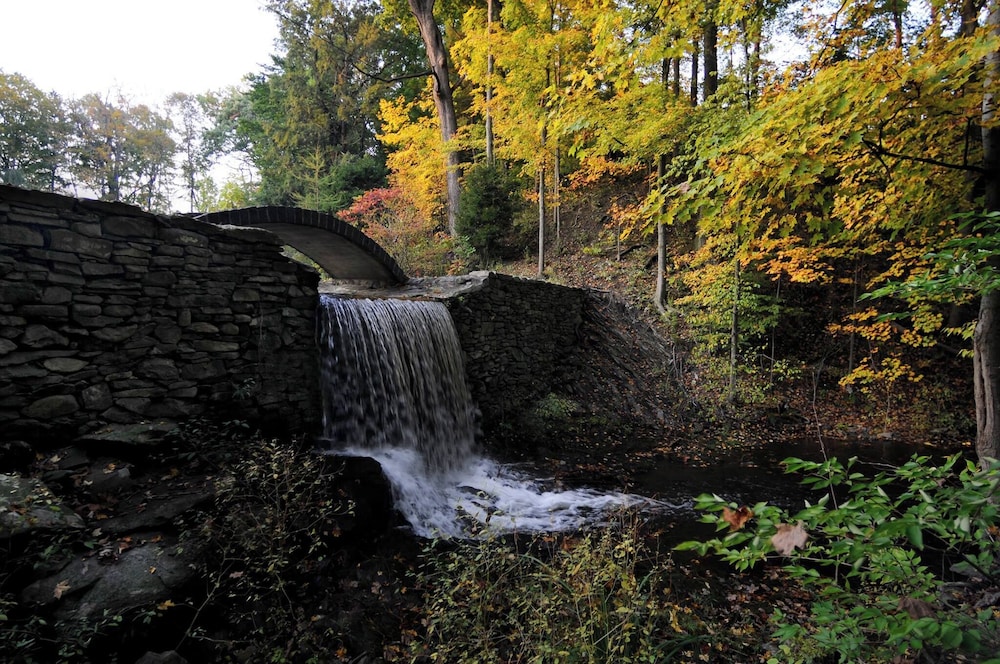 Buttermilk Falls Inn 46/51