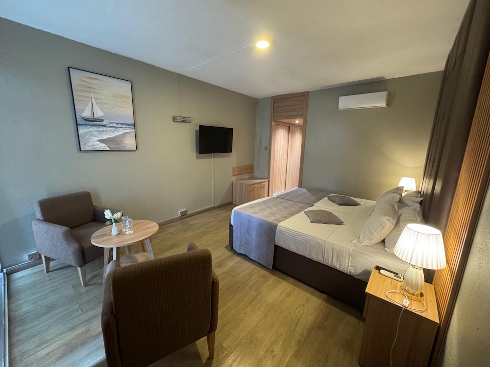 Gold Crest Hotel 19/71