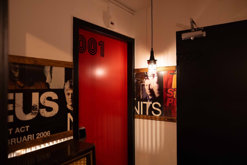 Backstage Hotel 30/49