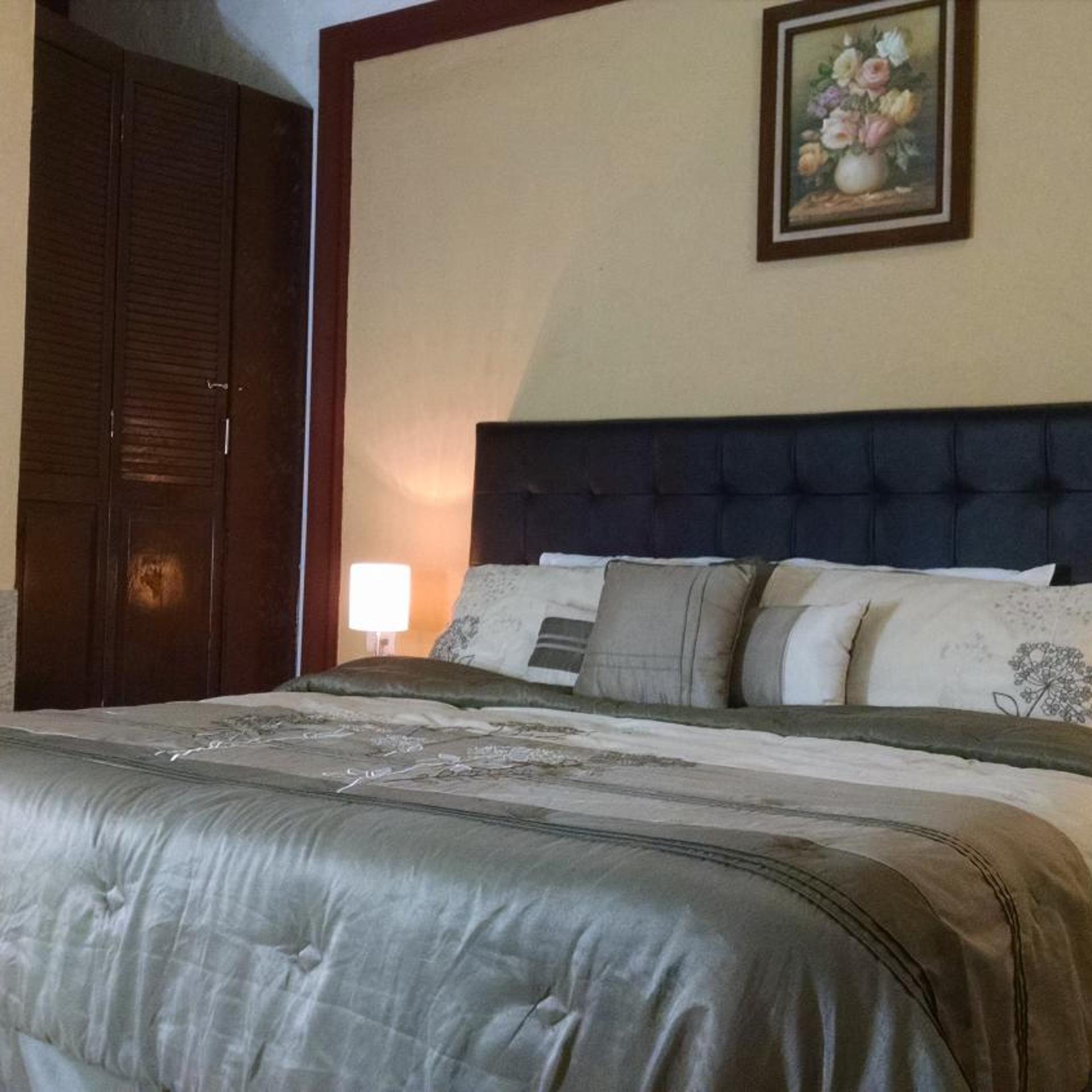 Standard, Queen Bed