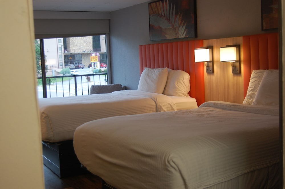 STANDARD, 2 QUEEN BEDS, NO BALCONY