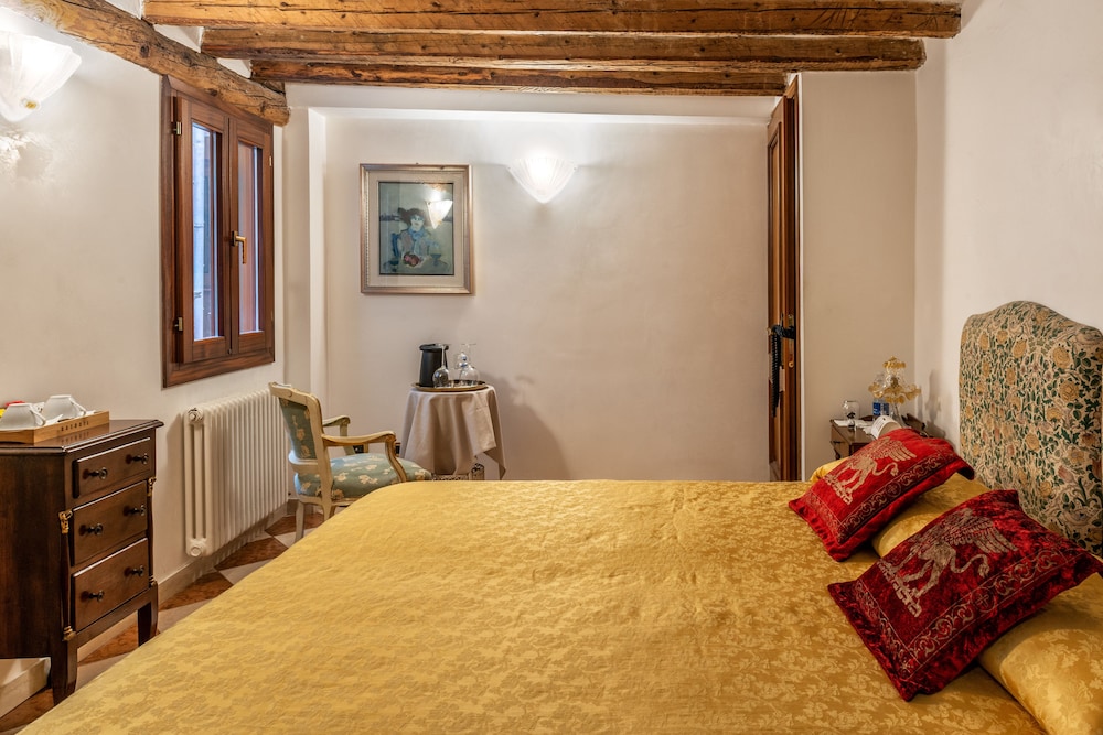 Luxury Venetian Rooms 22/39