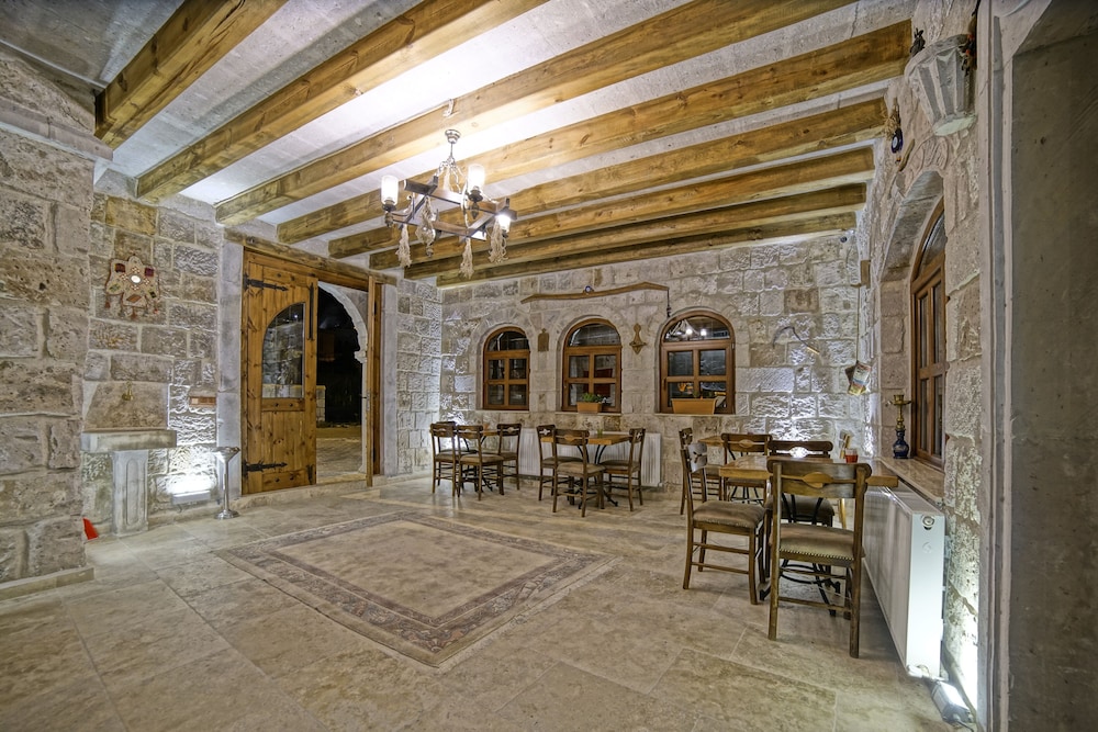 Risus Cave Suites 32/55