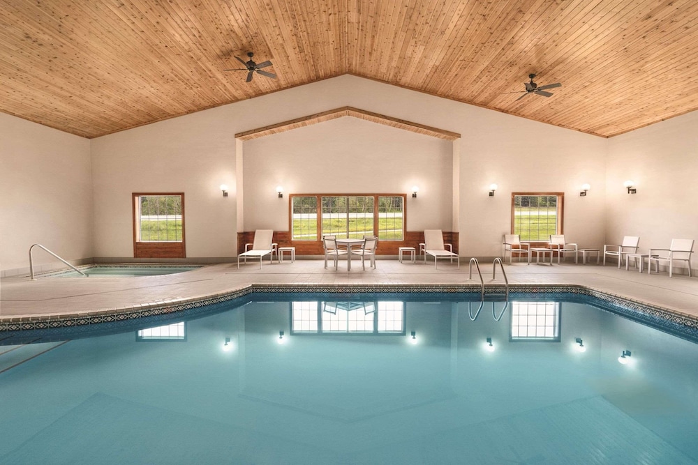 Country Inn & Suites by Radisson, Detroit Lakes 9/21