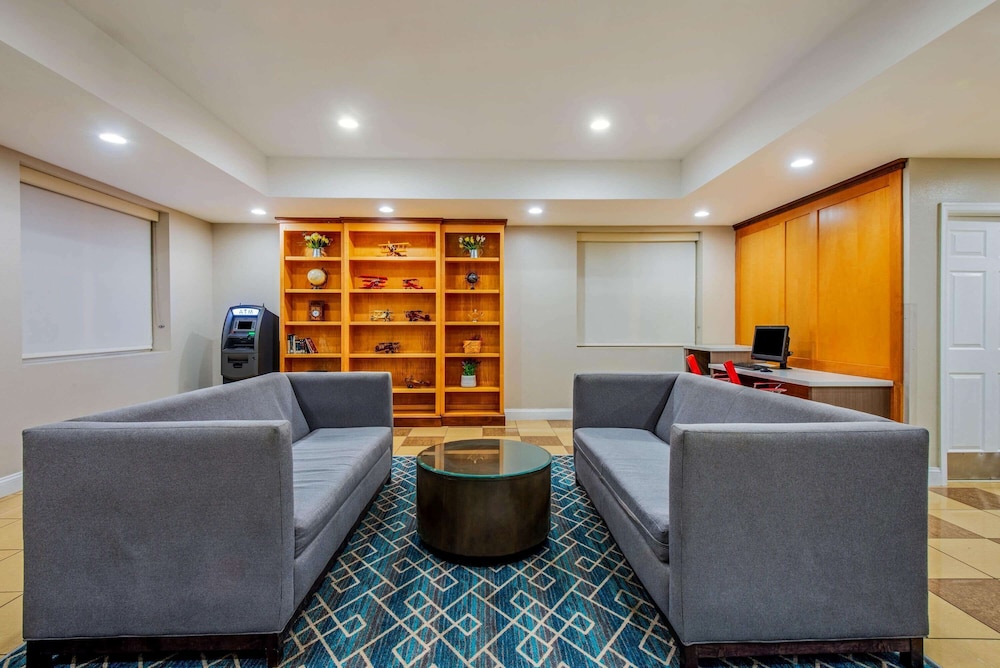 La Quinta Inn & Suites by Wyndham Lexington Park - Patuxent 37/52