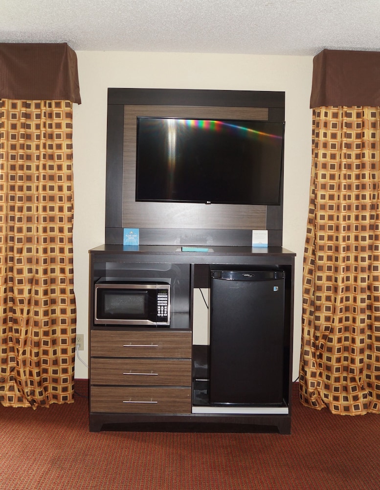 Days Inn Suites By Wyndham Traverse City 7/50