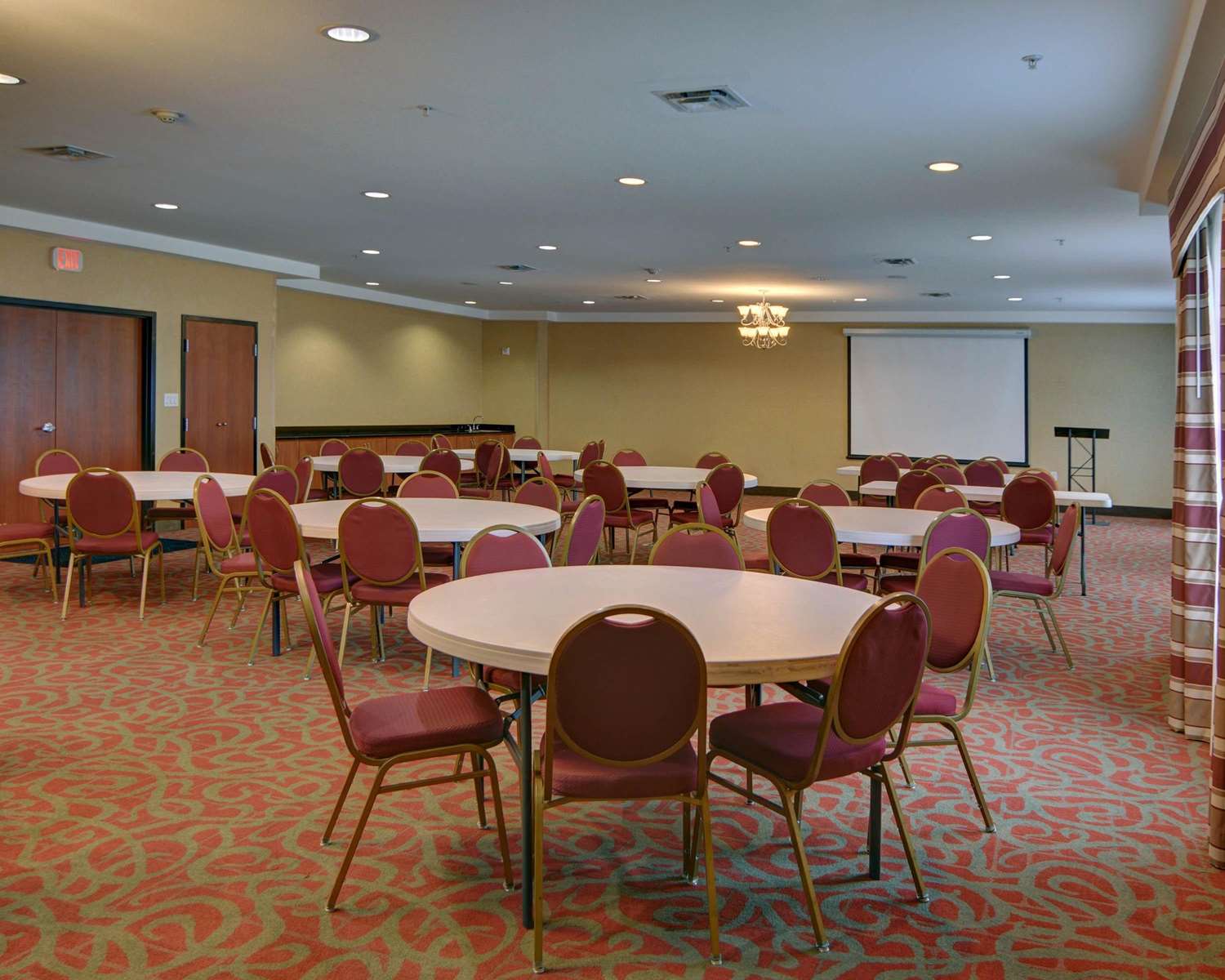 Quality Suites Near Cedar Creek Lake Mabank, TX 38/42