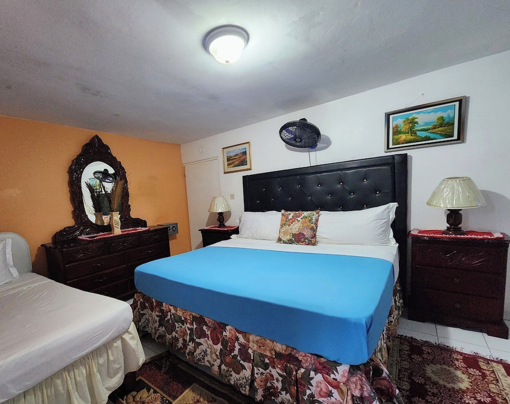 Standard, 1 King and 1 Single Beds, Pool Access، Pinkhibiscus Guest House 2/10