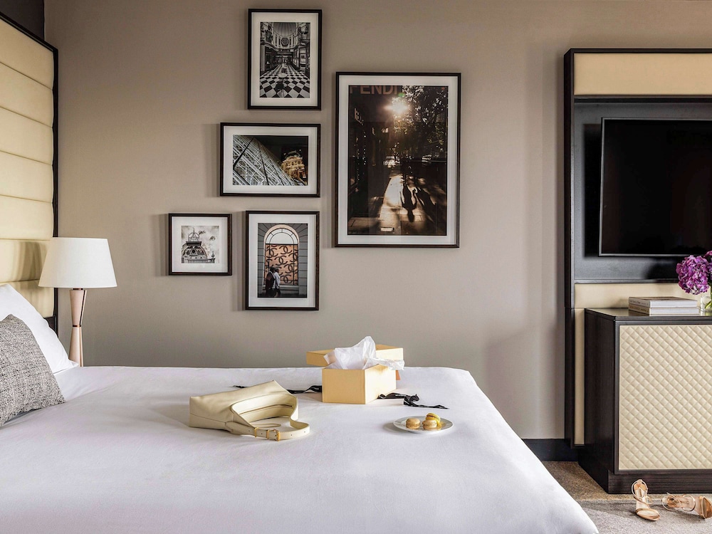 LUXURY, KING BED, CITY OR BAY VIEW, CORNER