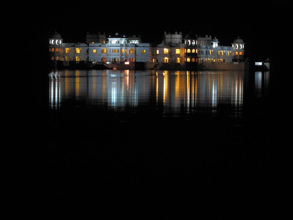 juSTa Lake Nahargarh Palace in Begun