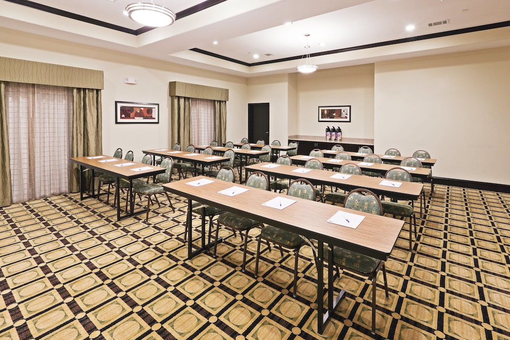 Holiday Inn Express Suites Brownfield 53/54
