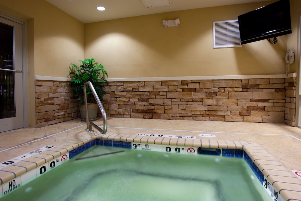 Holiday Inn Express Hotel and Suites Columbus At Northlake 30/57