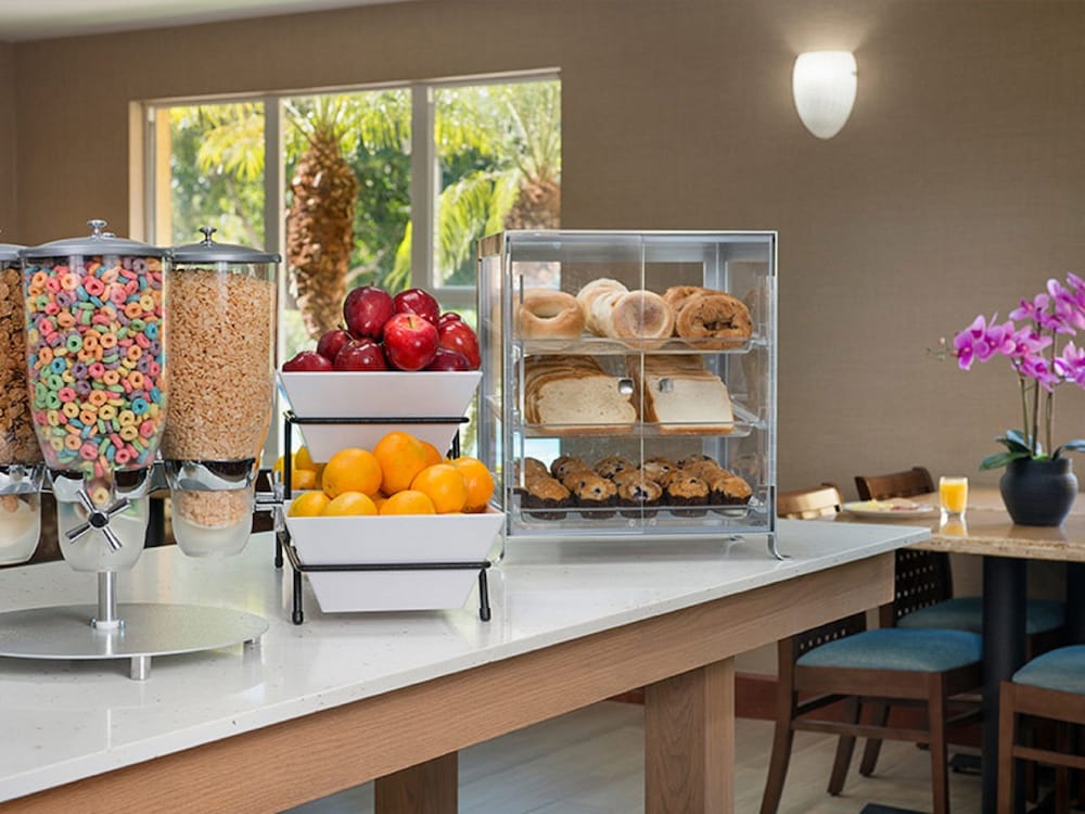 Hawthorn Extended Stay by Wyndham Naples 35/54